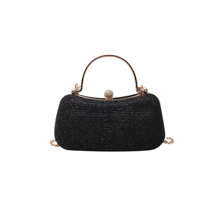 Coque noire pailletée montée sur un cadre doré, fermoir strassé et chaîne d'épaule