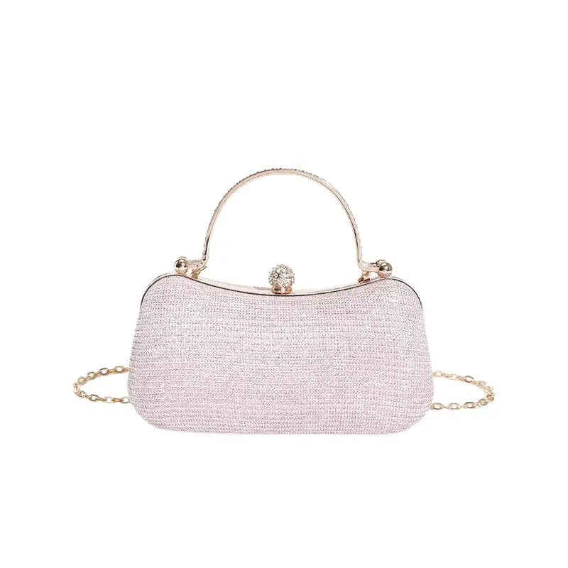 Petit sac de soirée rose pâle irisé, cadre et chaînette dorés, présenté de face sur fond blanc