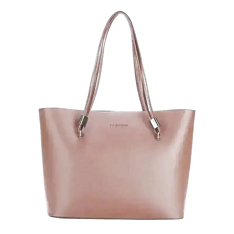 Nuance vieux rose pour ce cabas vu de face, cuir végan lustré et embouts métal argentés