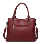 Dos du sac bordeaux avec sa poche zippée horizontale et son empiècement de base surpiqué