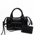 Petit sac moto noir à clous argentés, anses courtes, zip frontal et porte-carte assorti