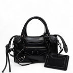 Petit sac moto noir à clous argentés, anses courtes, zip frontal et porte-carte assorti
