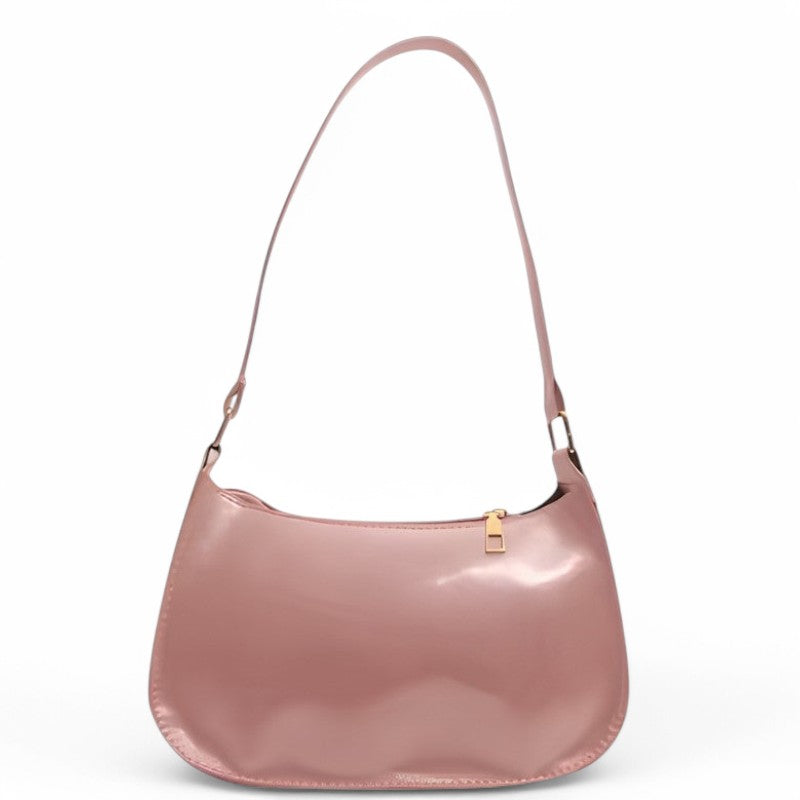 Rose poudré satiné pour cette baguette, anse plate cousue haut et petit fermoir métal doré