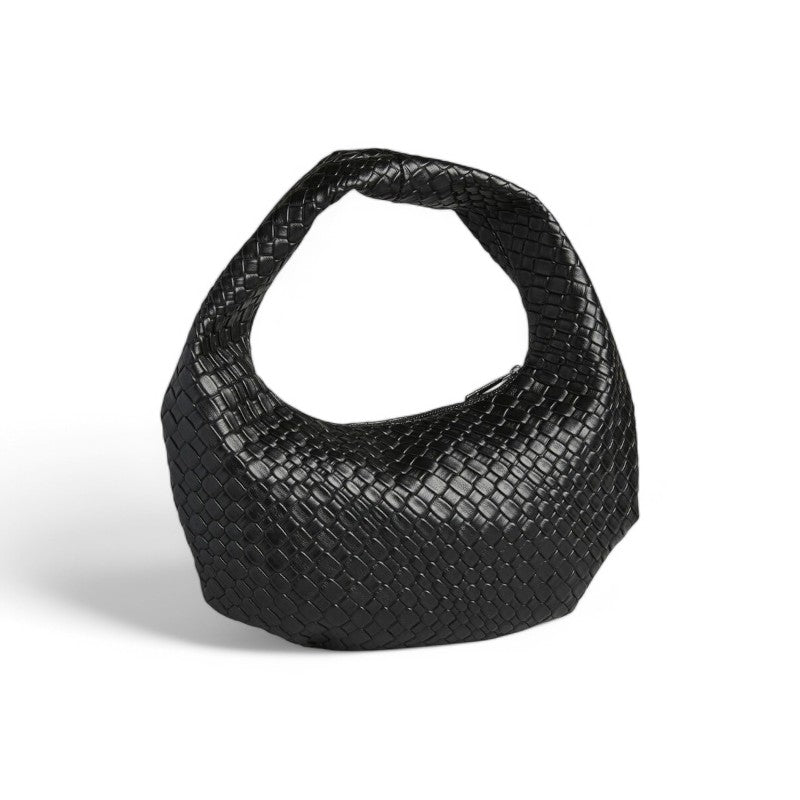 Noir tressé mat, ce hobo à anse ronde montre sa base souple et sa ligne en croissant, de face