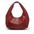 Hobo en cuir végan tressé rouge brique, anse ronde intégrée et silhouette arrondie, vu de face