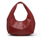 Hobo en cuir végan tressé rouge brique, anse ronde intégrée et silhouette arrondie, vu de face