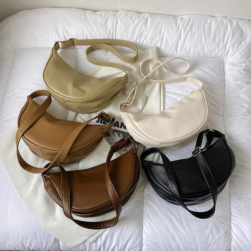 Cinq coloris posés sur un lit blanc : beige, écru, camel, brun foncé et noir, sangles emmêlées