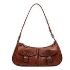 Cuir végan cognac patiné, sac baguette de face avec ses deux poches plaquées à boucles