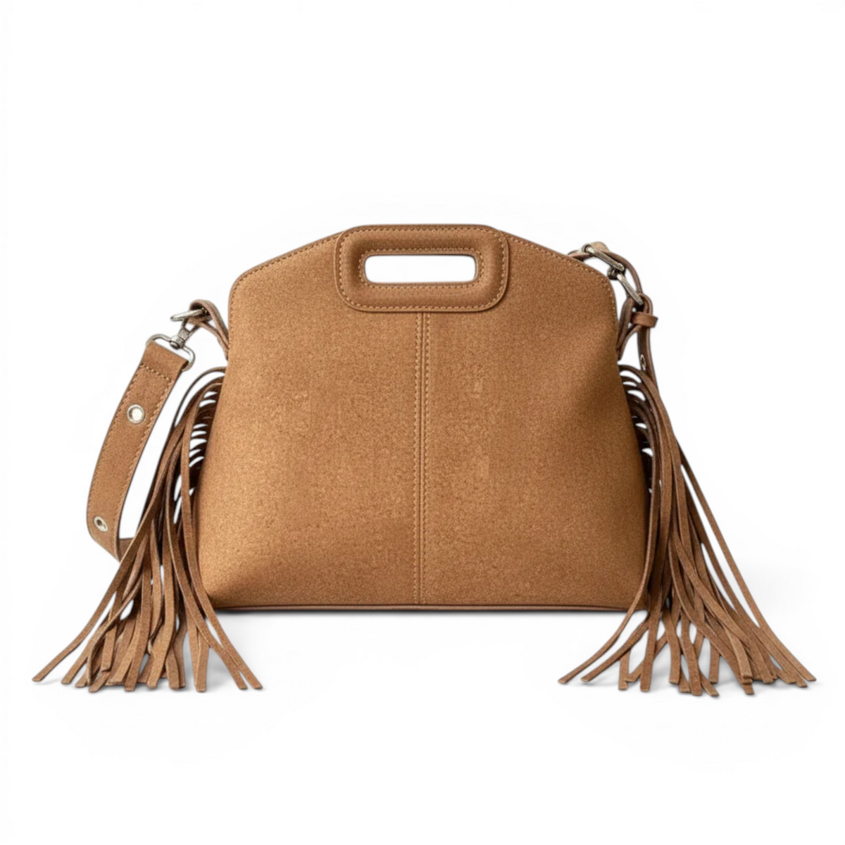 Camel fauve et suédine douce, le sac à franges expose sa poignée découpée et ses mousquetons