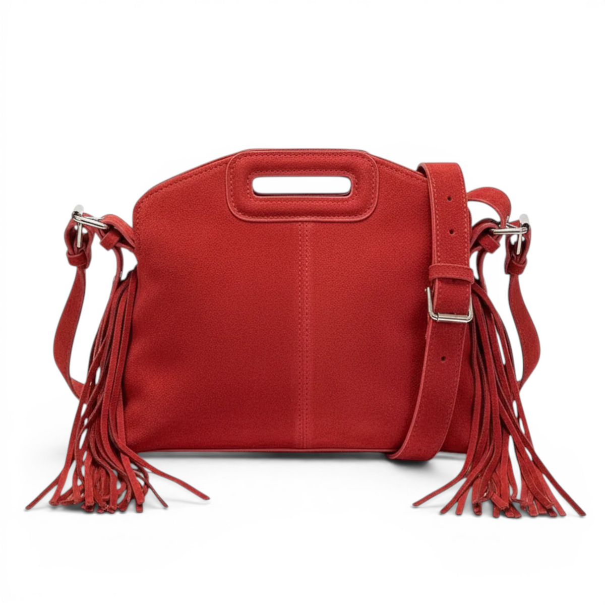 Rouge vif, le petit sac à franges dévoile sa bandoulière réglable et sa poignée intégrée