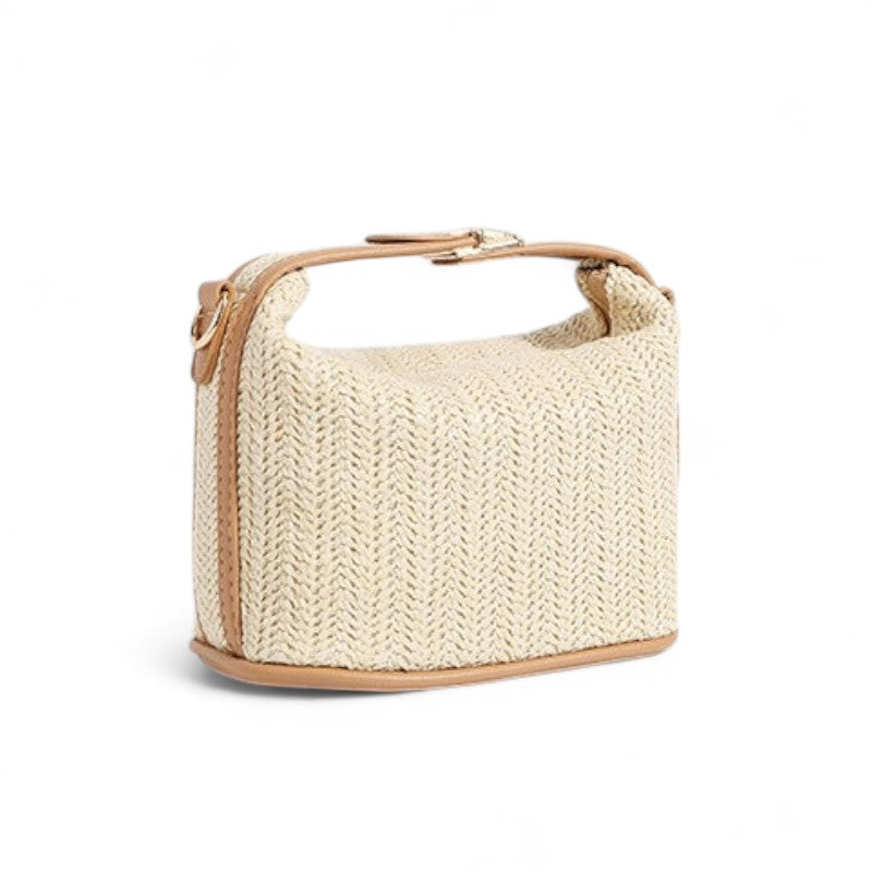 Coins renforcés de cuir végan camel, le petit sac tressé vu de côté sur sa base rectangulaire