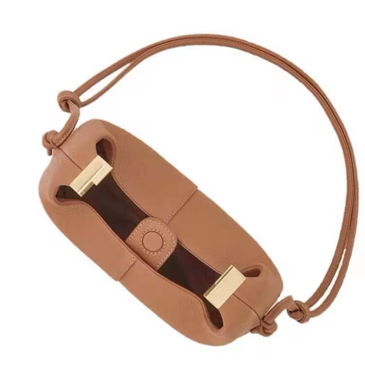 Dessus du sac camel, anse échancrée maintenue par deux embouts dorés, cordon en boucle