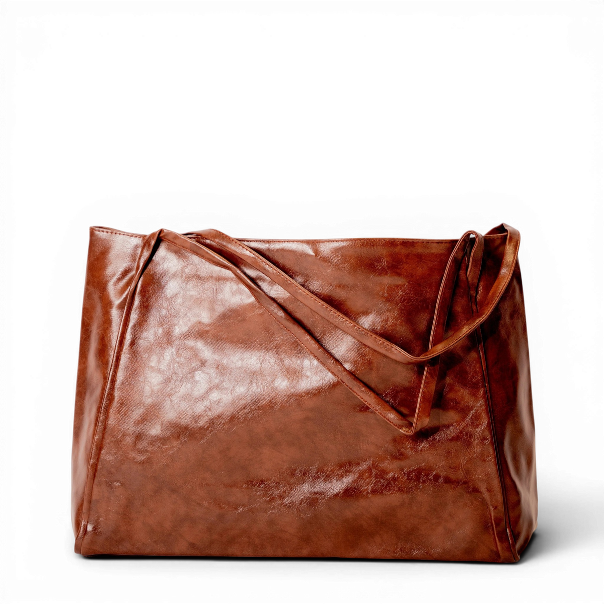 Reflets cuivrés du cuir végan huilé cognac, cabas de trois quarts isolé sur un fond noir