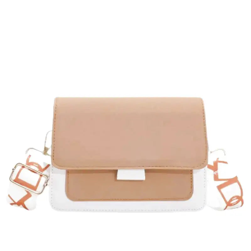 Bicolore camel et blanc, ce sac à rabat s'accompagne d'une sangle large imprimée de lettres orange