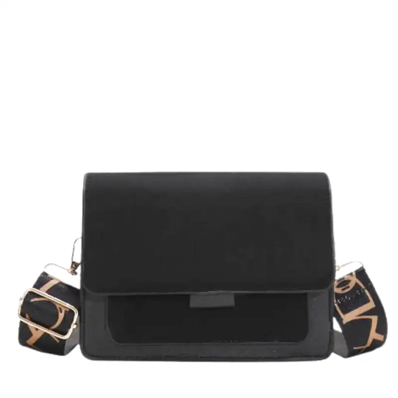 Petite besace noire à rabat aimanté, large bandoulière imprimée beige, présentée de face sur fond blanc