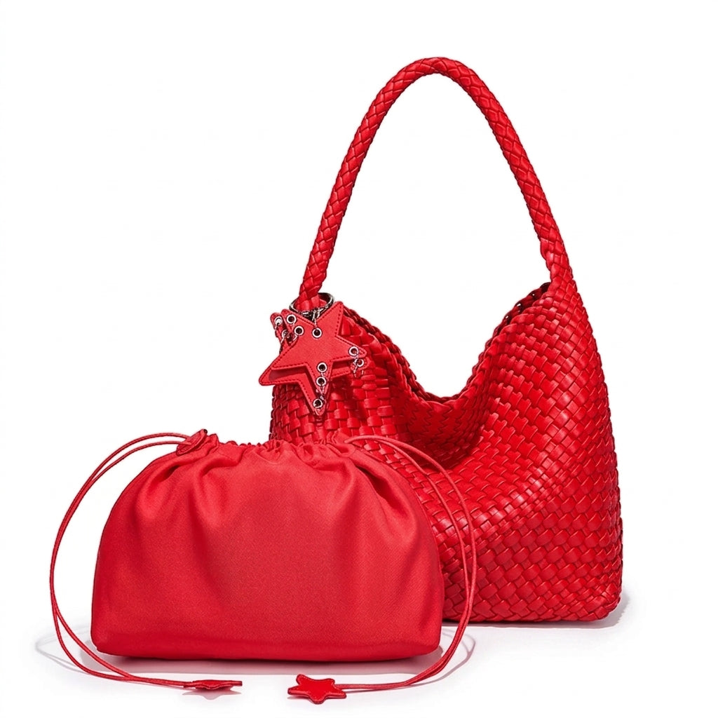 Rouge vif, l'ensemble réunit le cabas au tressage brillant et sa pochette satinée à cordon