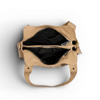 Intérieur doublé de noir, poche zippée centrale et large ouverture du sac beige vus de dessus