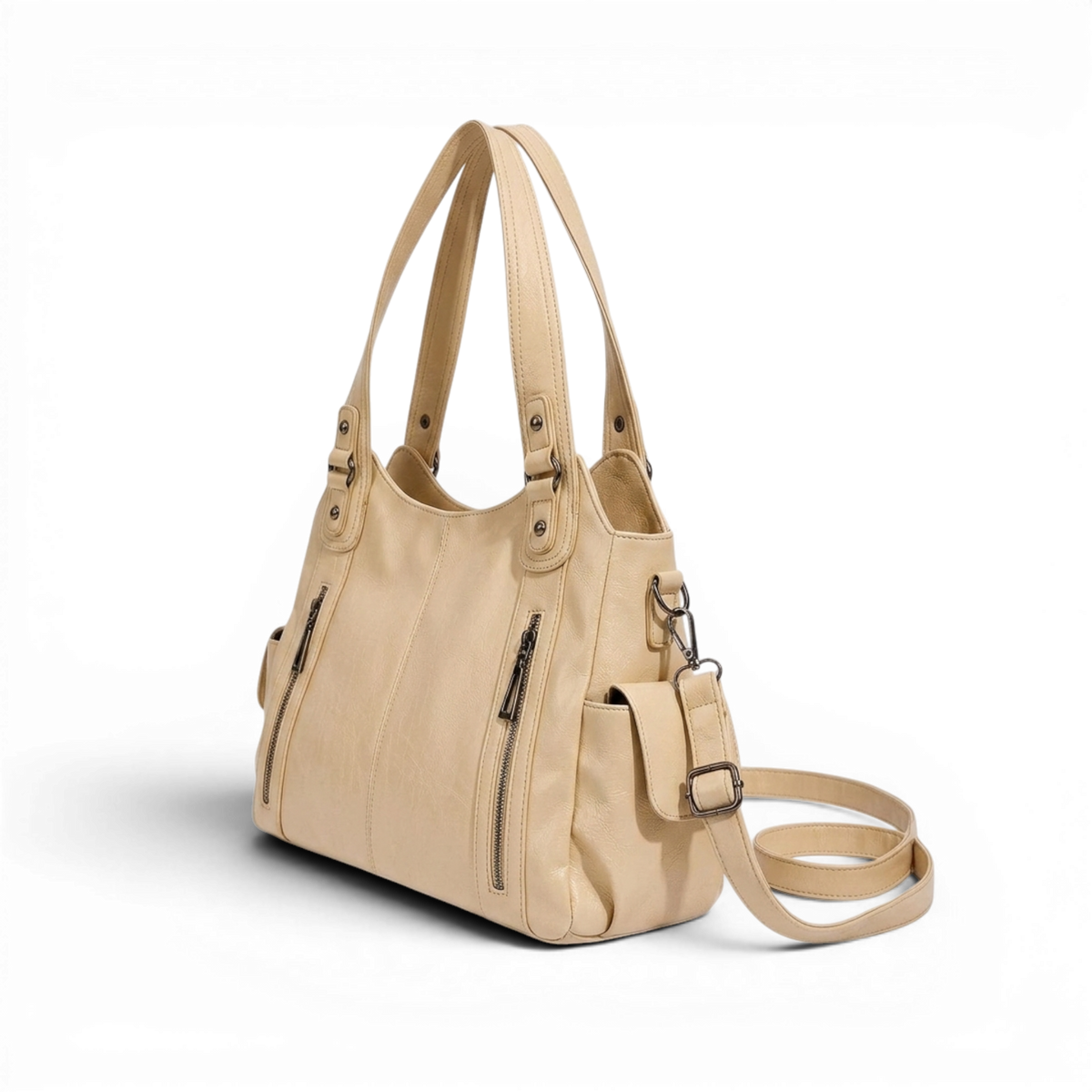 De profil trois quarts, le sac beige laisse pendre sa longue bandoulière détachable