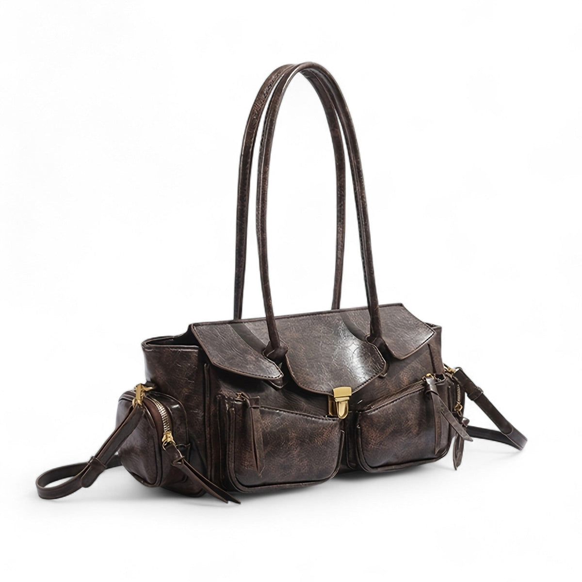 Patine brune du cuir végan sur un sac cargo vu de trois quarts, anses hautes et poches zippées