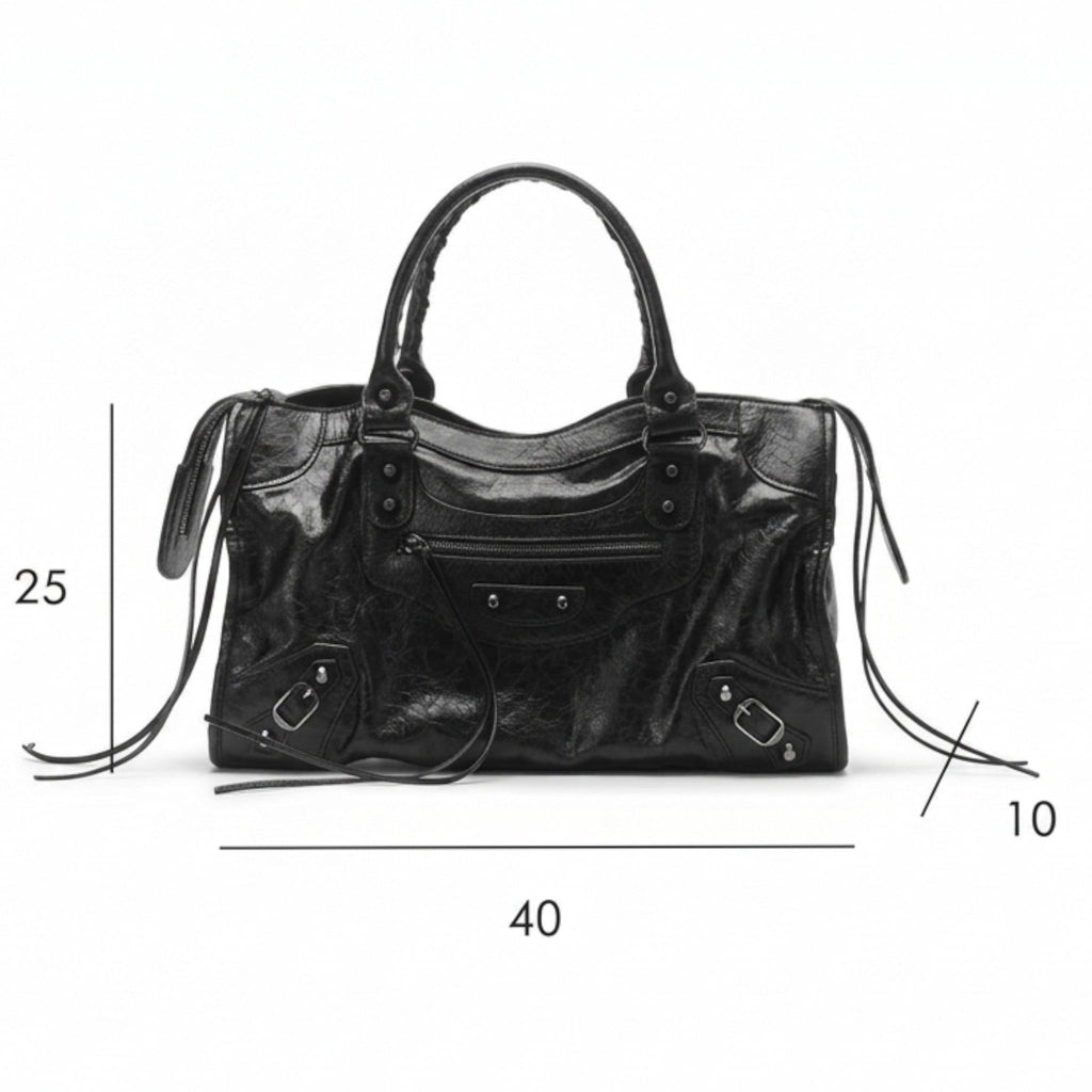 Schéma coté du sac noir de profil, hauteur, longueur et profondeur reportées sur les axes