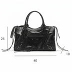 Schéma coté du sac noir de profil, hauteur, longueur et profondeur reportées sur les axes