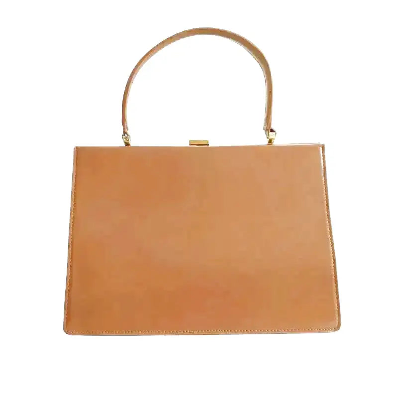 Camel chaud et lignes nettes, sac rigide à anse arrondie et fermoir doré, vu de face